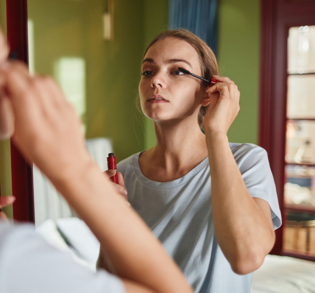 how to look better while applying mascara
